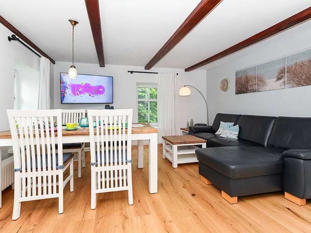 Wohnzimmer mit integriertem Küchenbereich