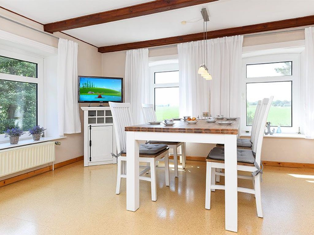 Wohnzimmer mit integriertem Küchenbereich