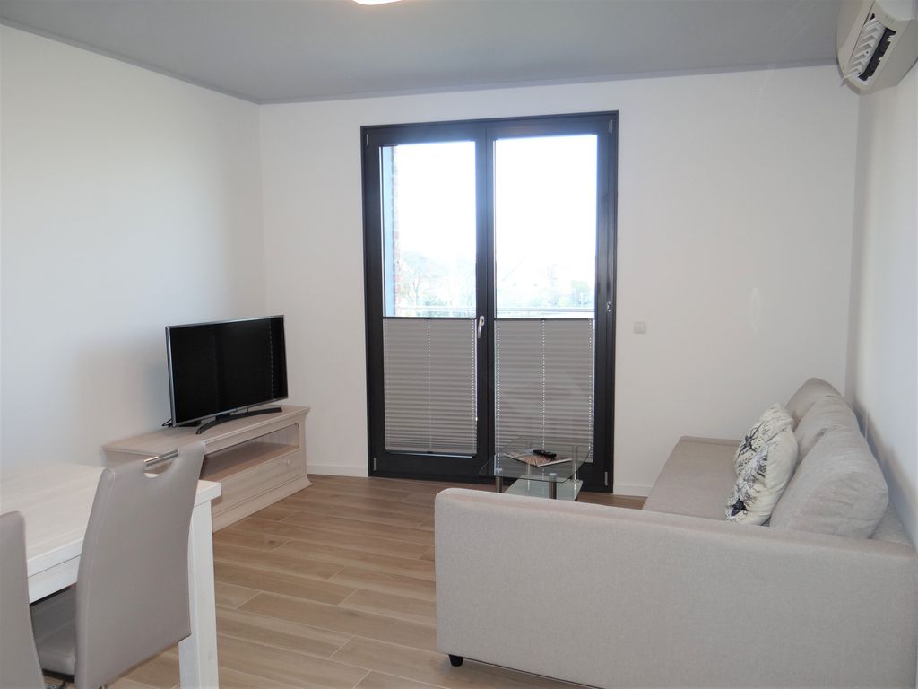 Wohnzimmer mit Balkon und Blick zum Hafen
