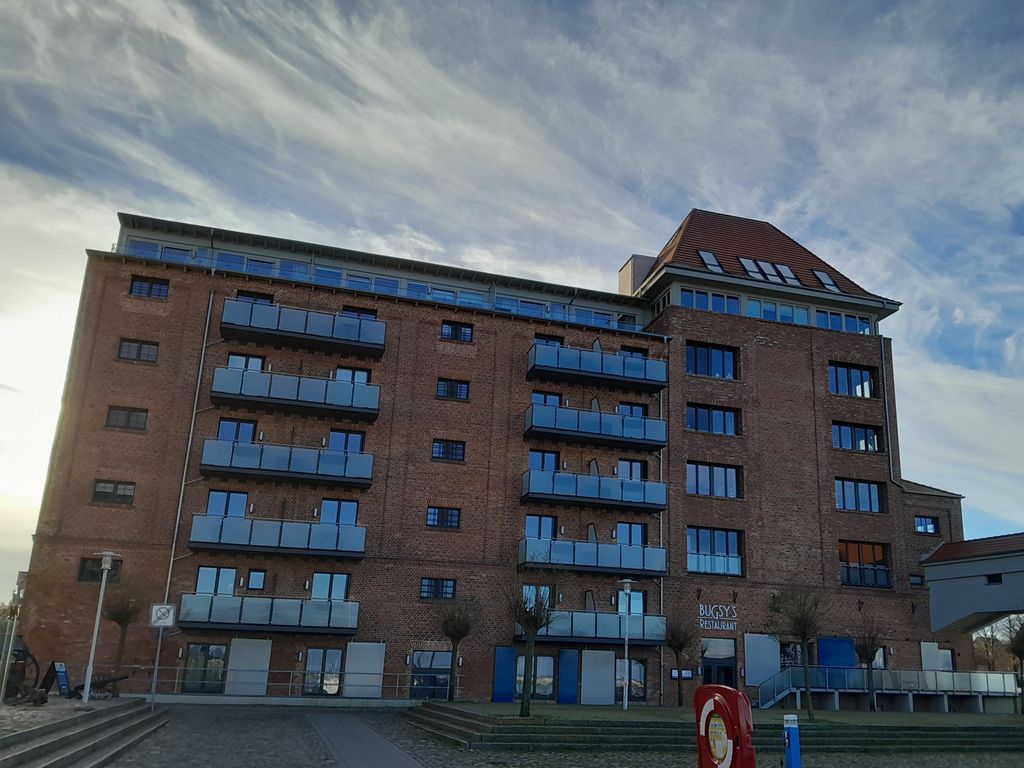 Ansicht des historischen Speichers vom Hafen mit Backsteinfassade