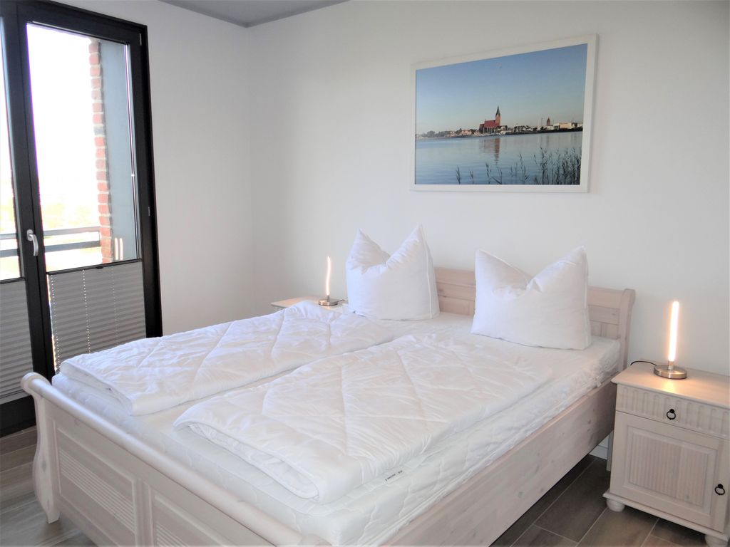 Schlafzimmer mit seitlichem Hafenblick