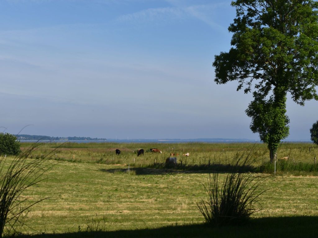 Panoramablick auf Landschaft und Ostsee