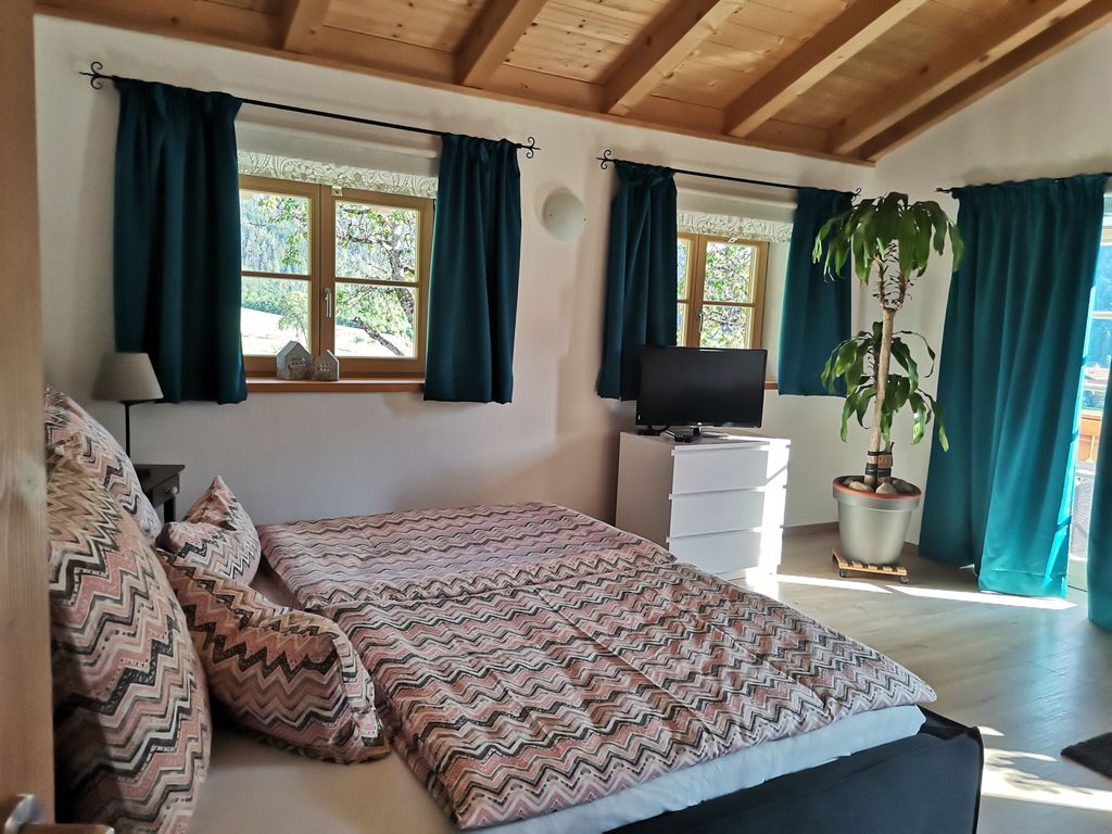 Schlafzimmer 1