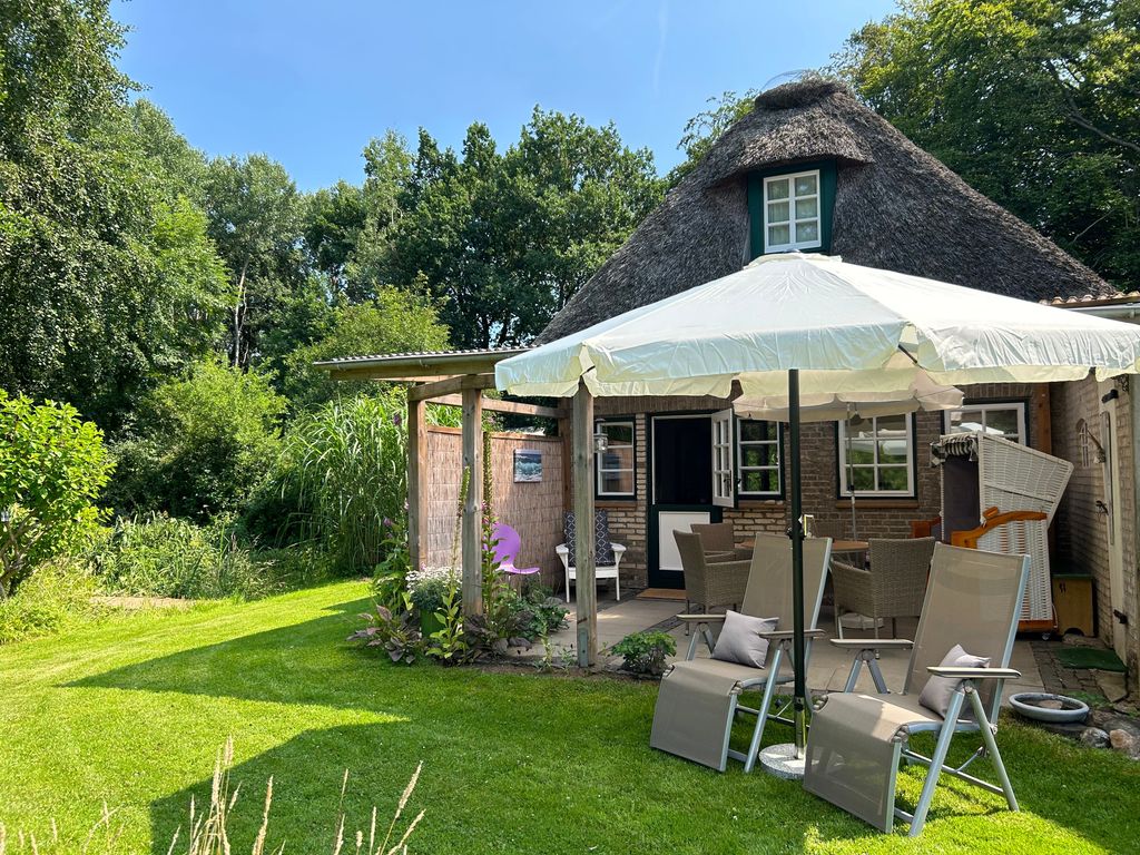 Terrasse mit Gartenmöbeln