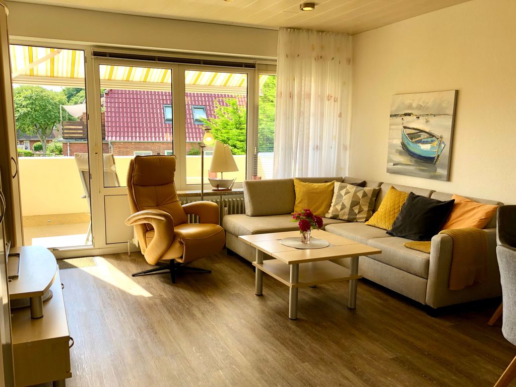 Blick ins hochwertig eingerichtete Wohnzimmer
Dreh-und verstellbarer Ledersessel. Bequemes ausziehbares Ecksofa.
Ausgang zum schönen Südbalkon und Blick in die Gartenanlage.