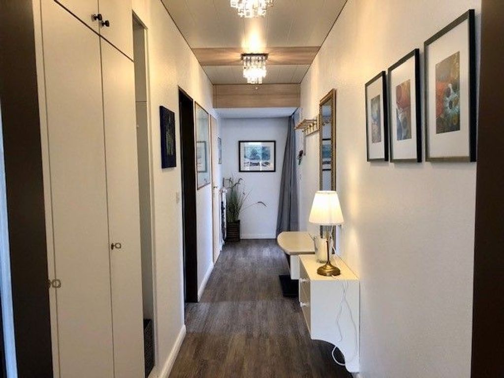 Blick in den Flur mit Einbauschrank , Sitzbank, Garderobe, echten Bildern Lampen etc.