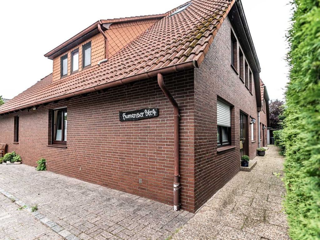 Das Mehrparteienhaus. Naddel hat Parkplatz 5, Eingang hinteres Haus 1. Etage rechts