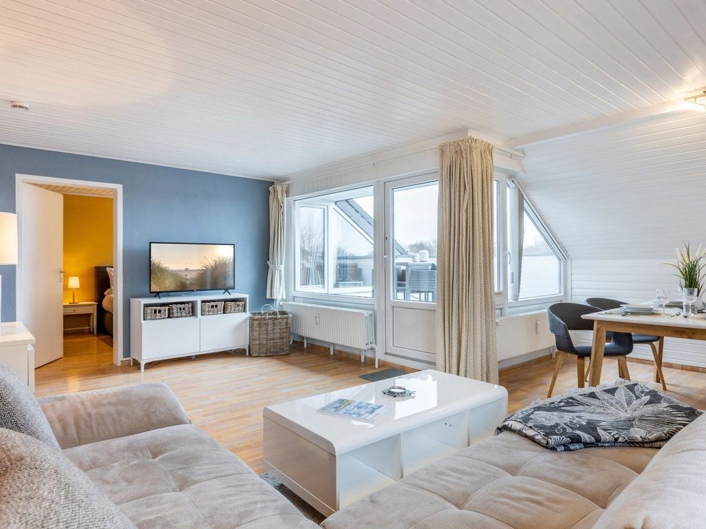 Wohnzimmer mit Südwest-Balkon und Meerblick