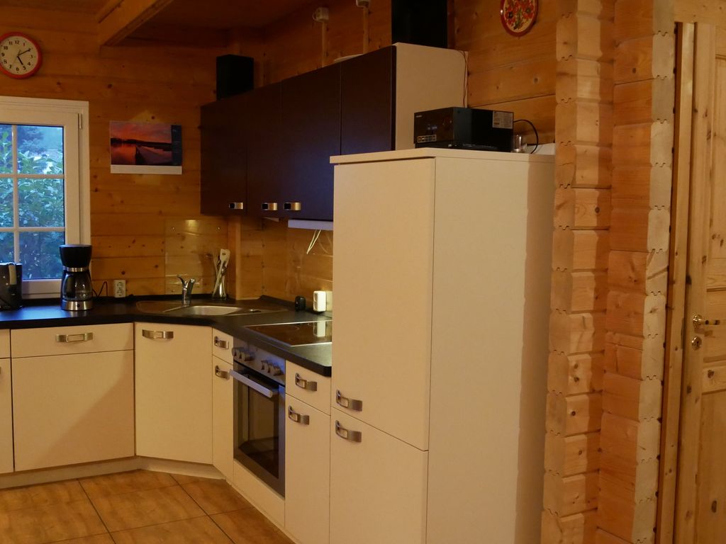 Küchenzeile mit Backofen