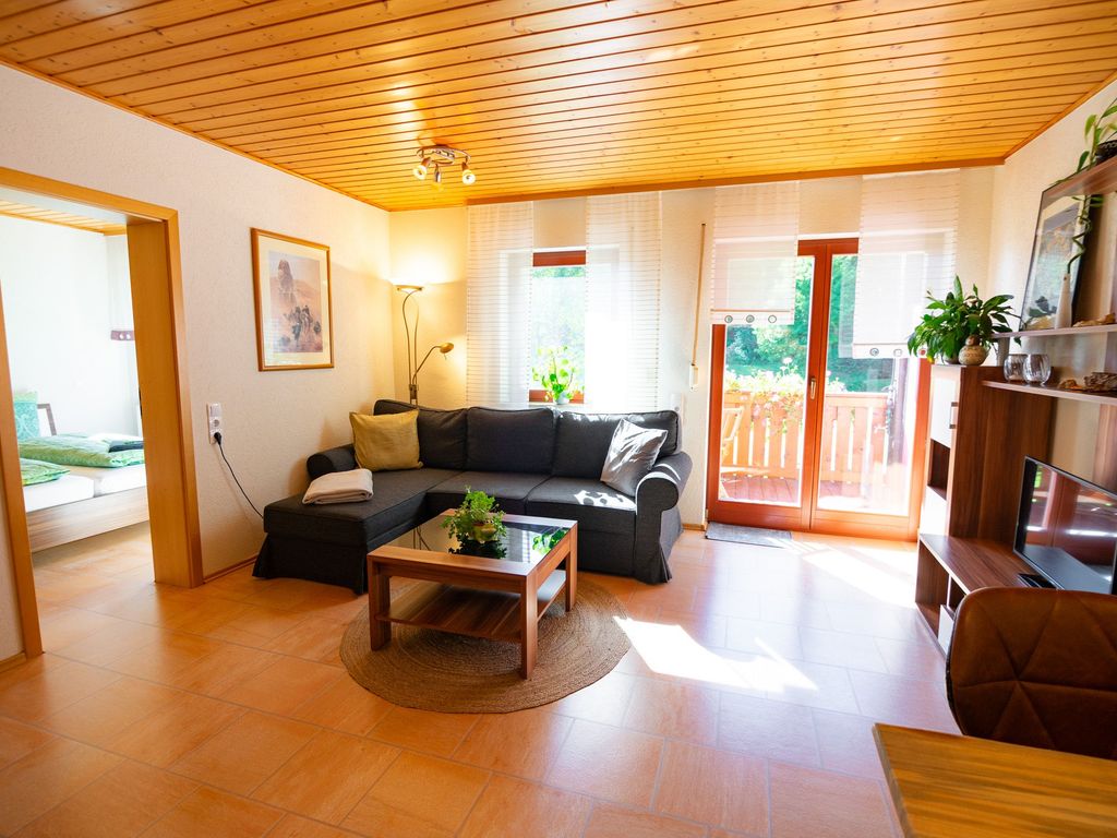 Wohnbereich mit Zugang zum Balkon