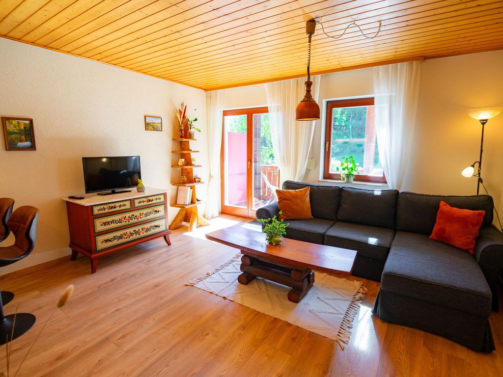 Wohn- und Essbereich mit Zugang zum Balkon