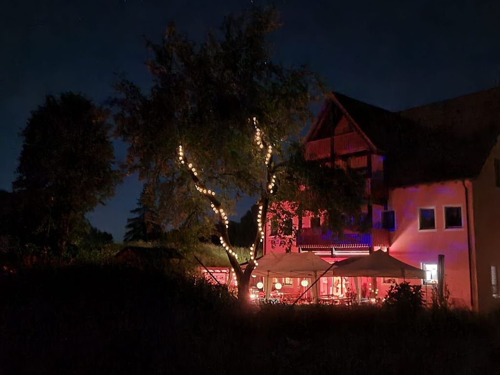 Gasthaus bei Nacht