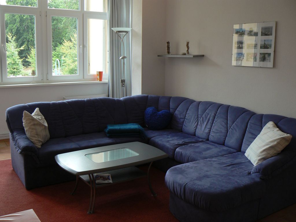 Blick auf die große Couch im Wohnzimmer