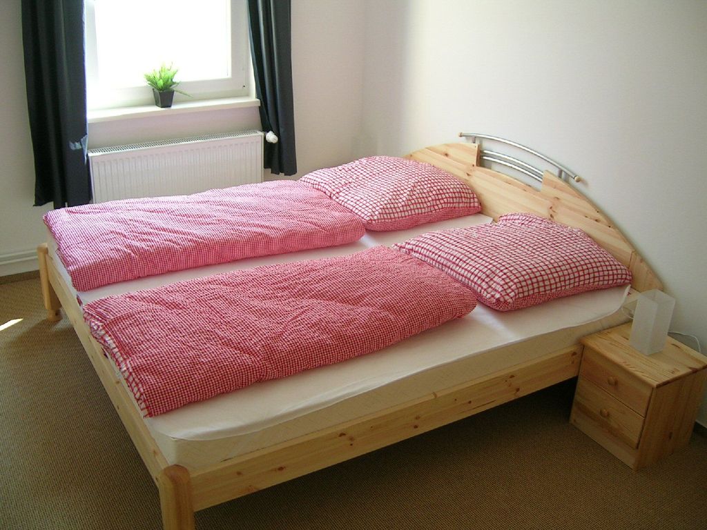 Blick auf das Doppelbett im ersten Schlafzimmer