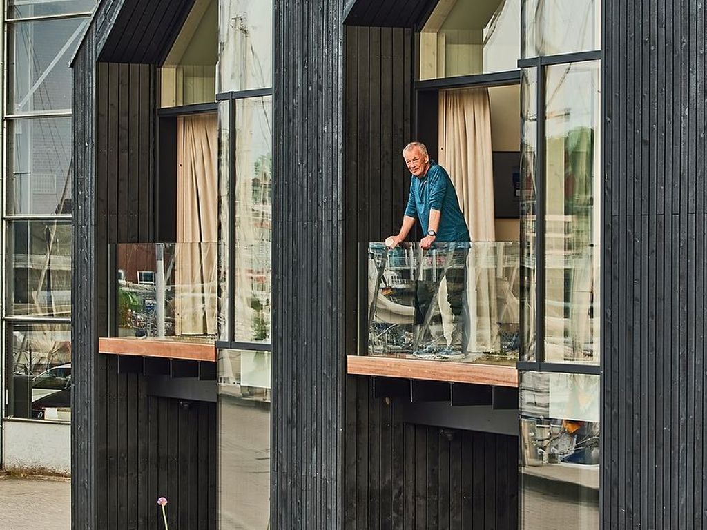 vom Balkon aus hat man einen tollen Blick auf die Schlei und das Treiben am Hafen