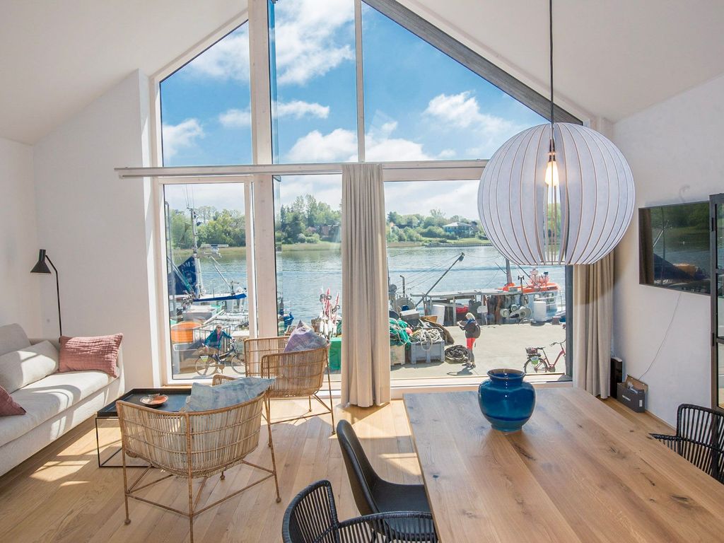 Der Netzschuppen mit Blick auf den Fischereihafen in Kappeln