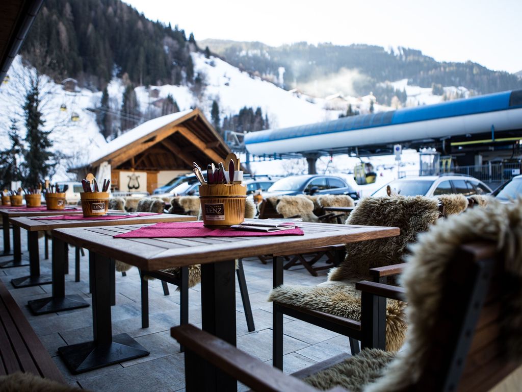 Terrasse mit Blick auf Talstation - Hotel Lenz
