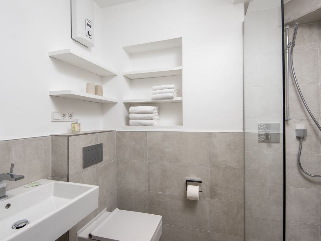 Modernes renoviertes Duschbad