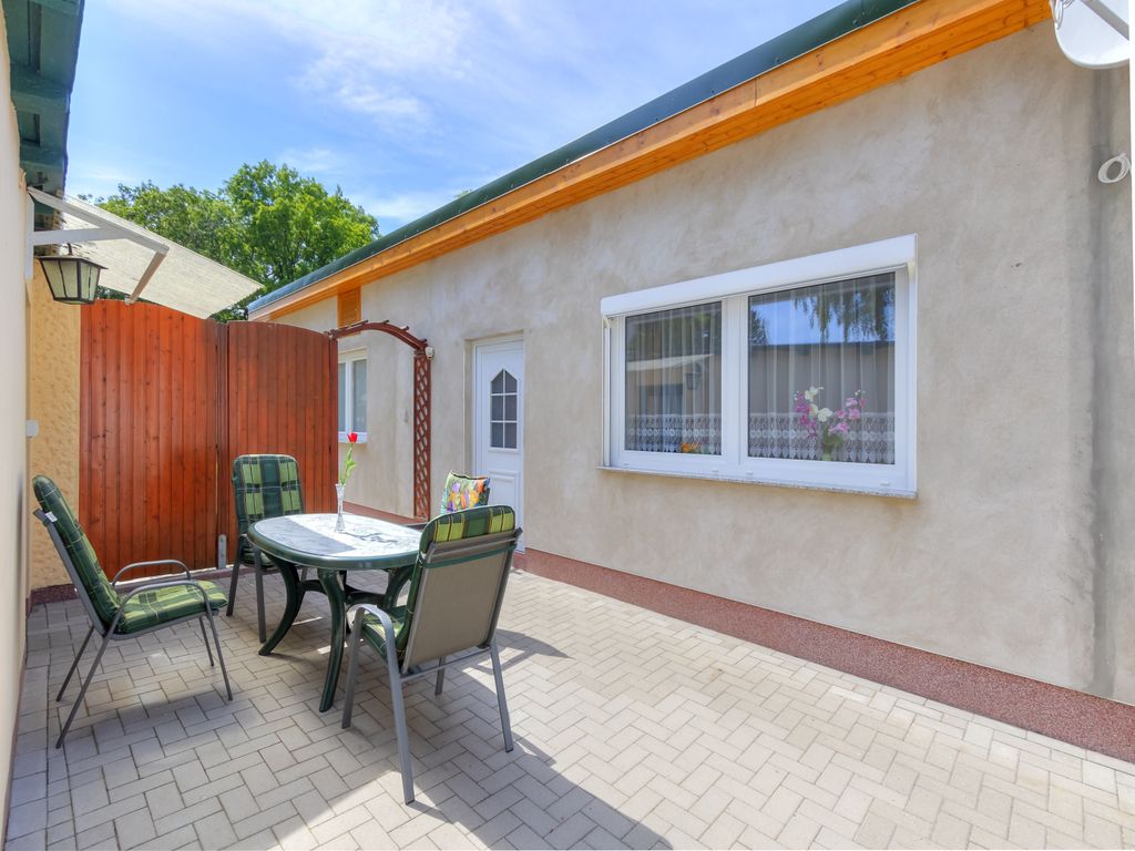 Terrasse mit Gartenmöbeln