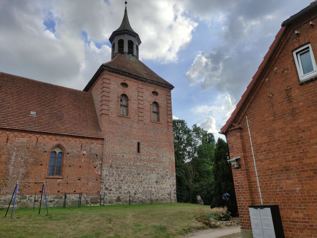 Kirche Schorrentin auf dem Nachbargelände