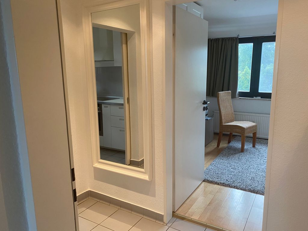 Der Flur mit Blick zum Schlafzimmer.