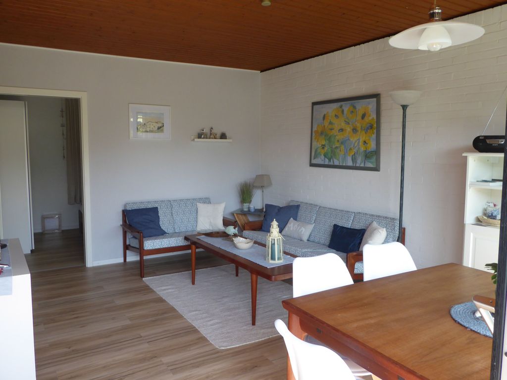 Der modernisierte Ferienbungalow Auszeit lädt Sie zu einem erholsamen Urlaub mit der ganzen Familie ein.