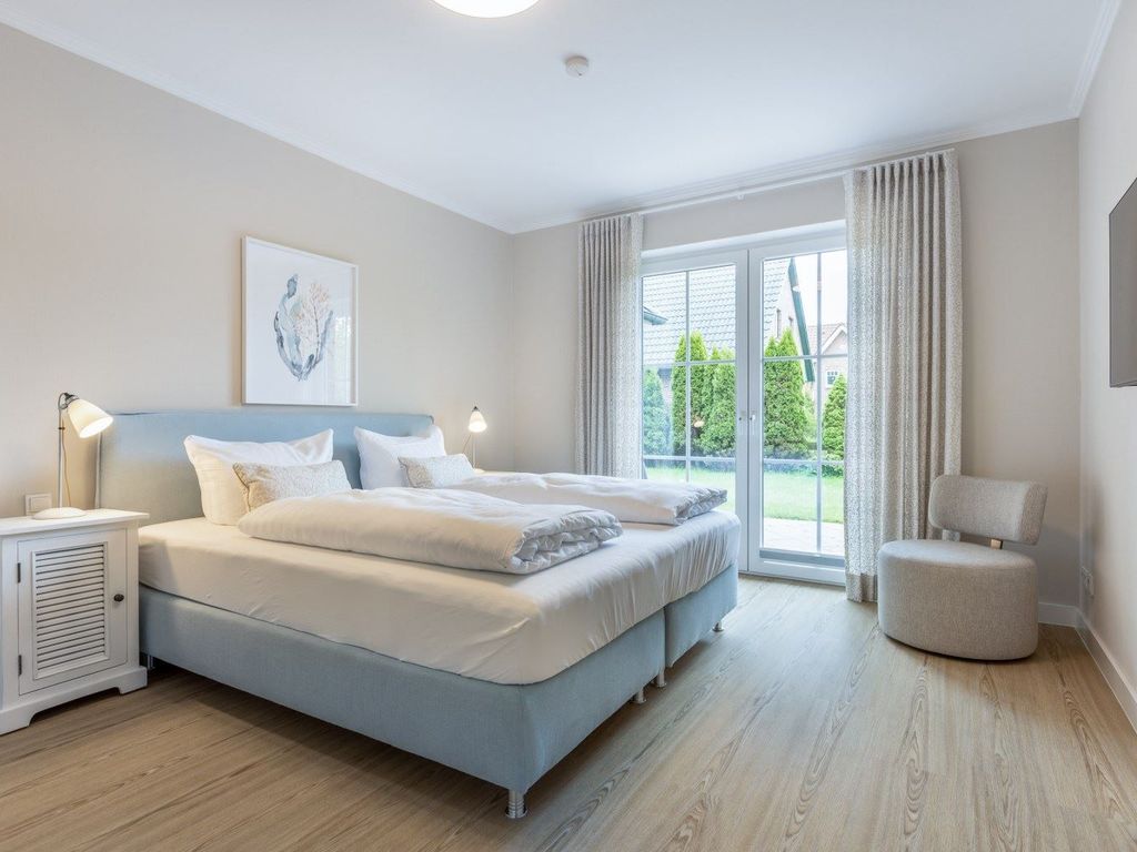 1. Schlafzimmer mit TV