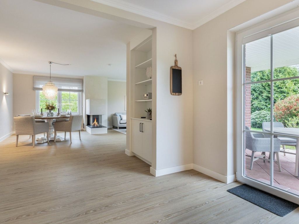 Blick von der Küche zur Terrasse und zum Wohnzimmer