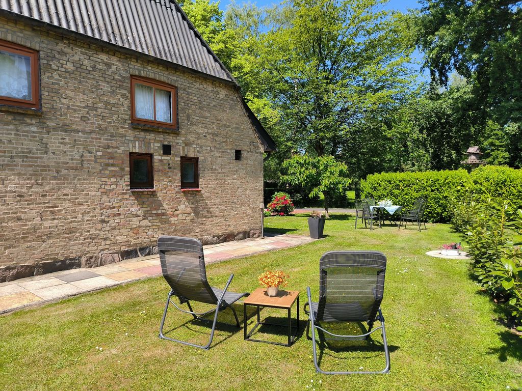Garten mit Liegestühlen und