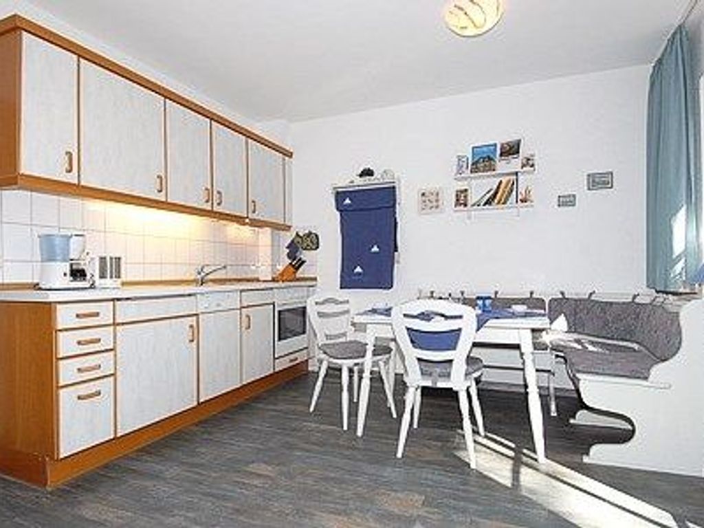 Wohnzimmer mit integriertem Küchenbereich