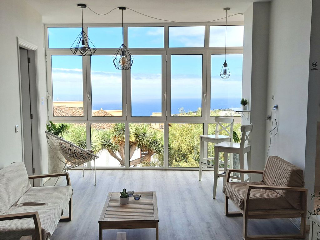 große Fensterfront mit Blick