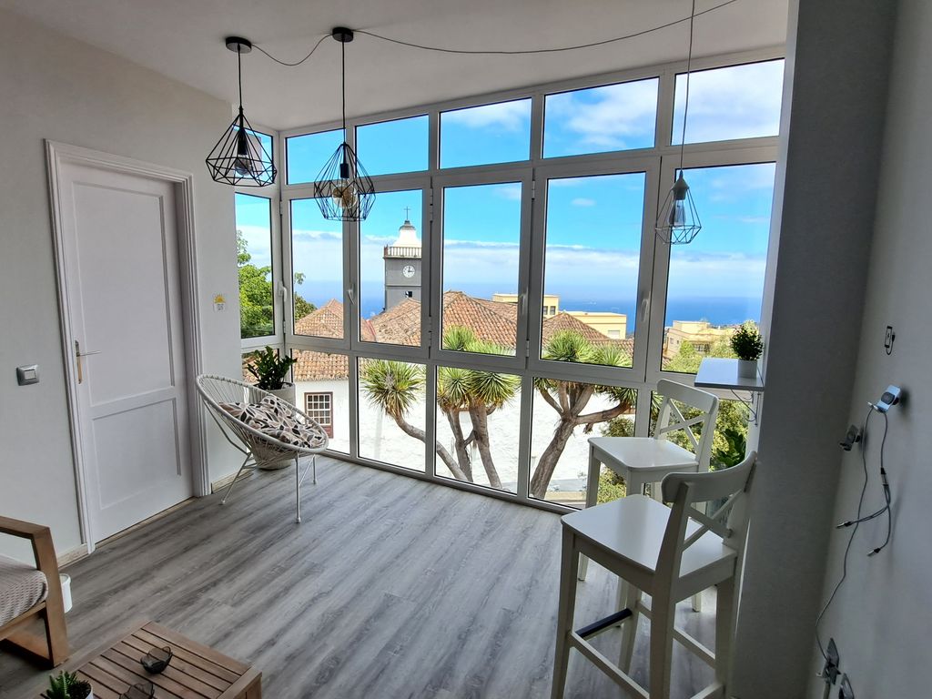 große Fensterfront mit Blick