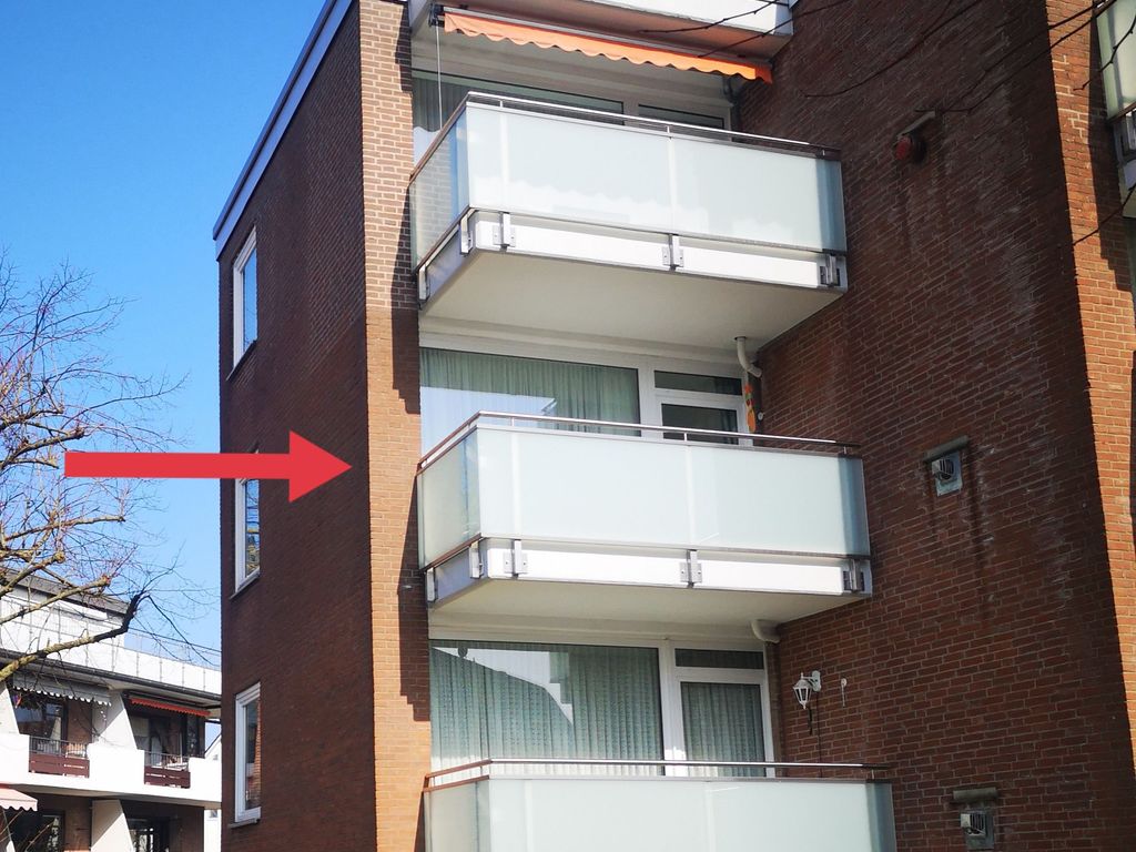 Haus von außen mit Balkon