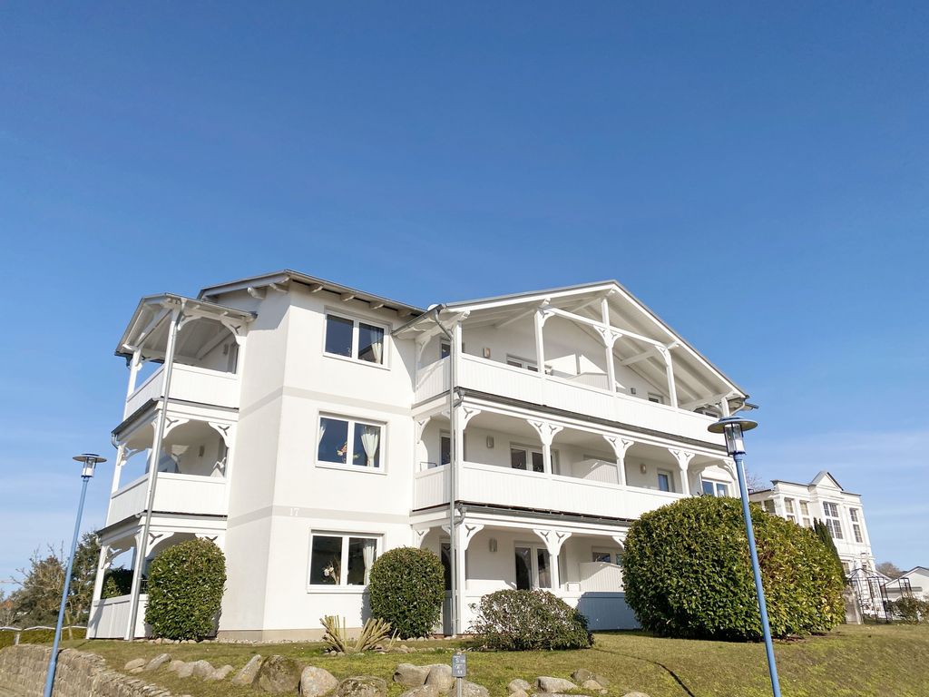 Villa Fernsicht Göhren – Schlafzimmer einer Ferienwohnung mit Doppelbett