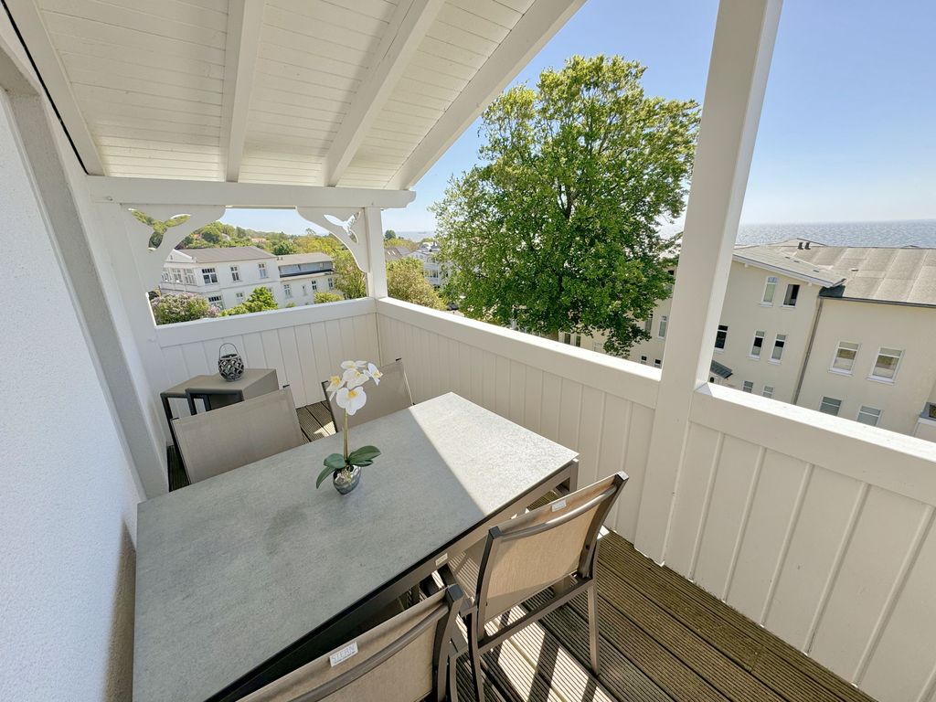 Villa Fernsicht Göhren – separate Küche mit Essplatz in einer Ferienwohnung