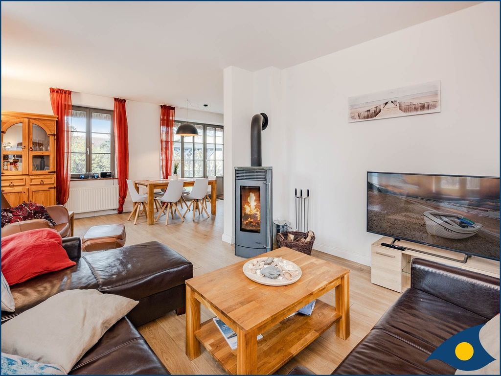 gemütliches Wohnzimmer mit Kamin