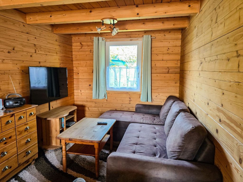 Wohnbereich mit Sofa und TV