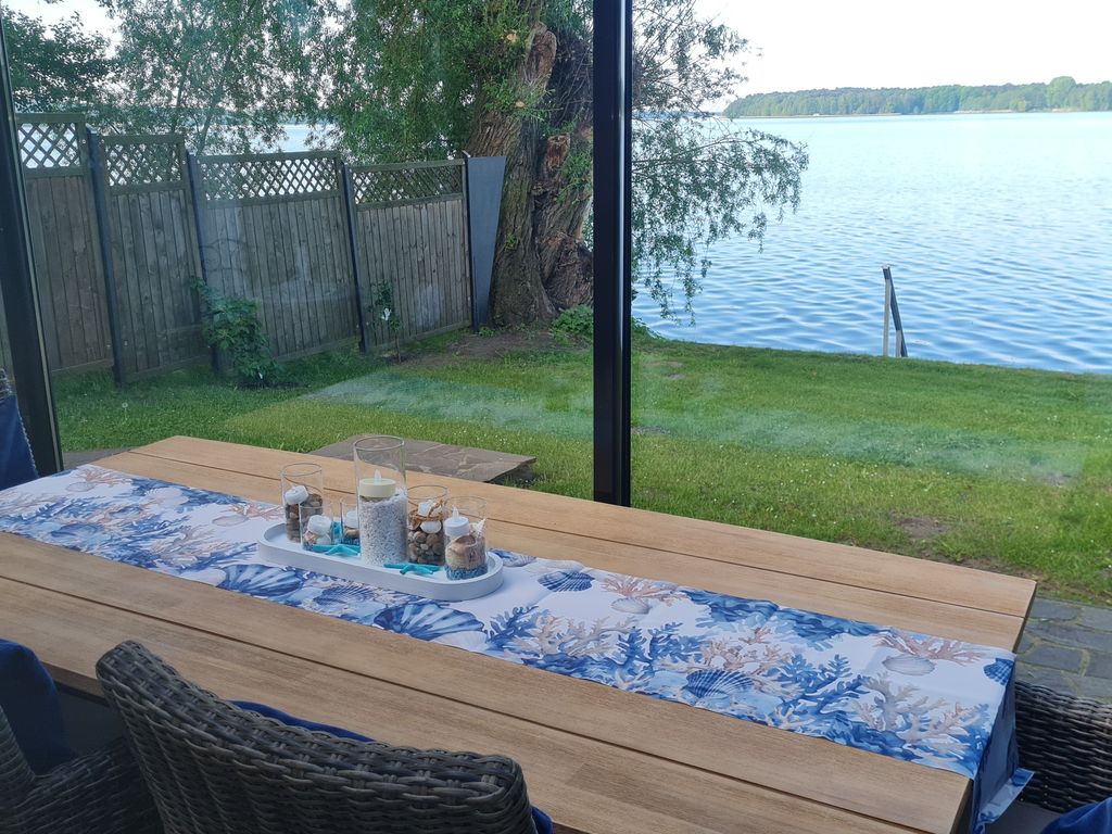 Essbereich mit Seeblick