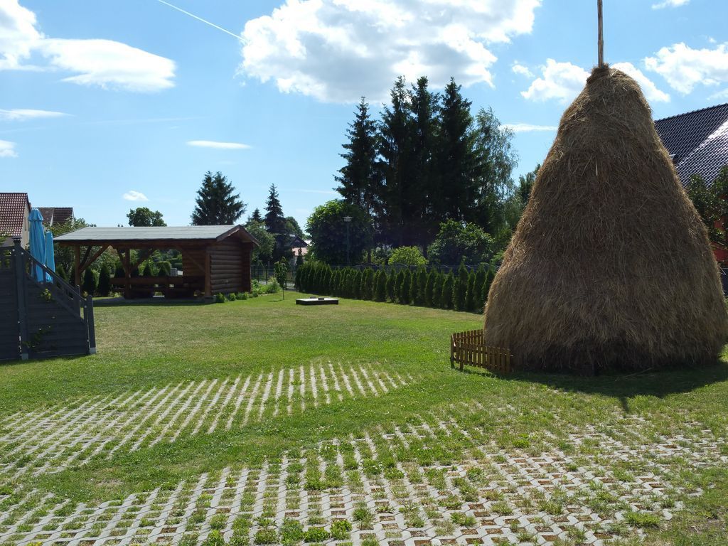Gartenbereich mit Heuschober