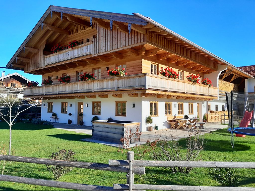 Unser neu erbauter Bauernhof im ruhigen und zentralen Point in Kreuth. ###br###Die Ferienwohnung Hirschberg befindet sich im Dachgeschoss und bietet viel Platz und Komfort für Erwachsene und Kinder.