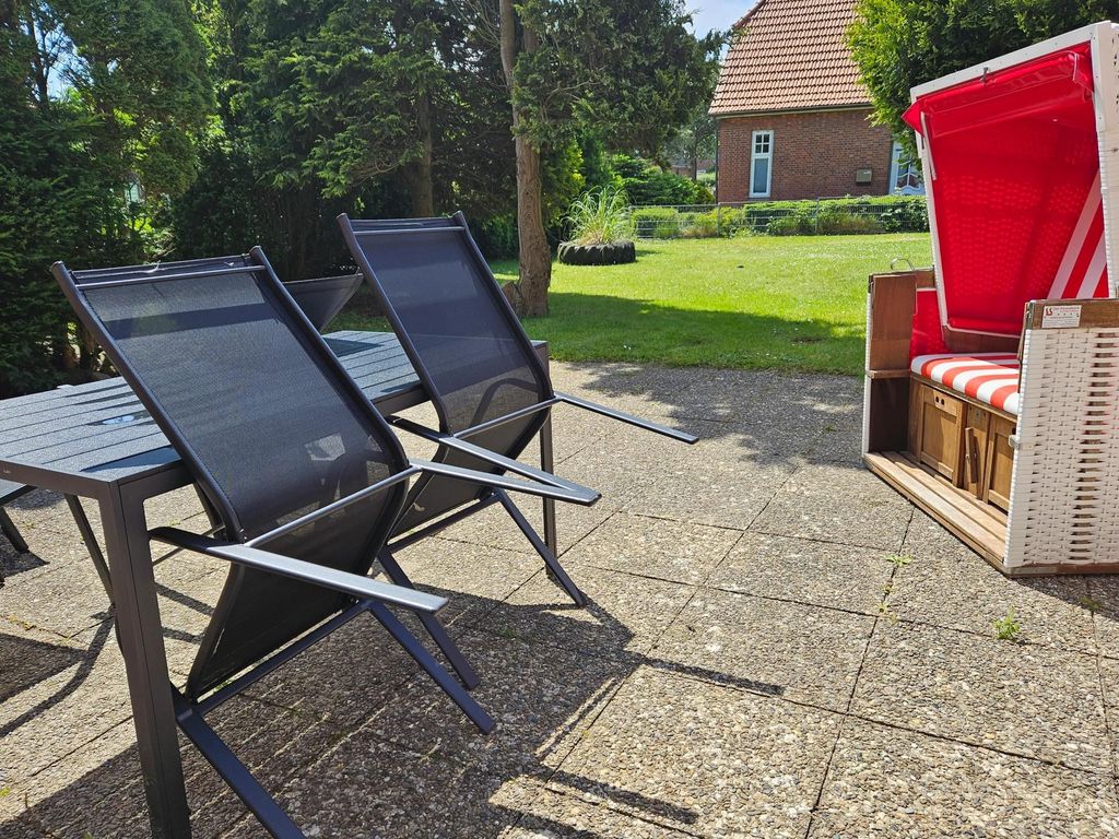 Grosser Garten mit Strandkorb