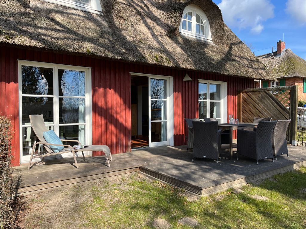 Sonnenterrasse mit großem Esstisch, Sonnenschirm, Liegen