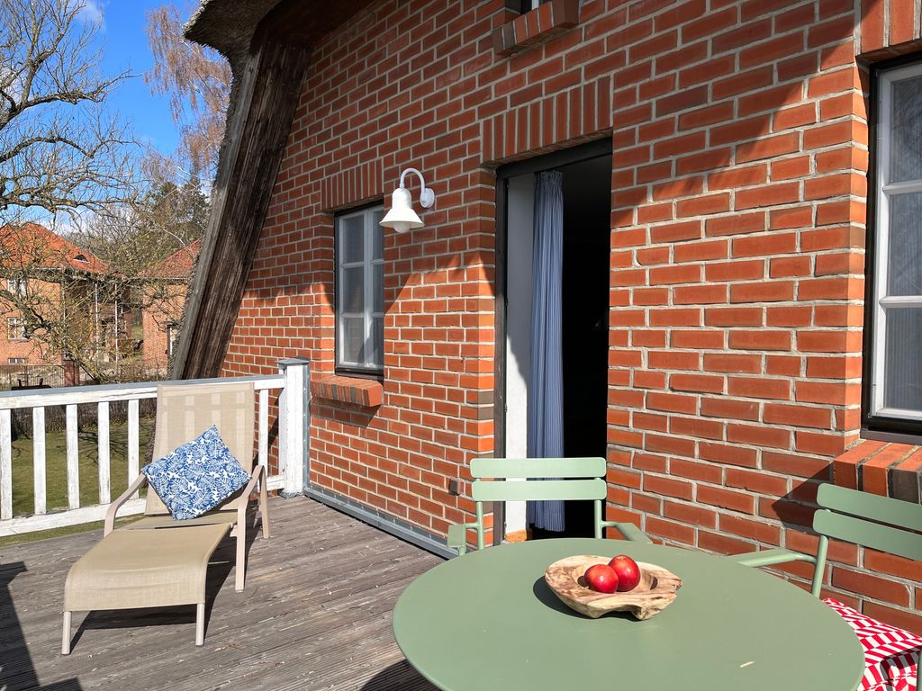 Balkon mit Esstisch, Sonnenliege, Sonnenschirm
