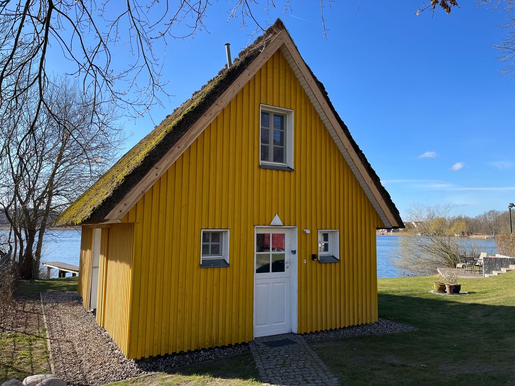 Ferienhaus  Möllen  direkt am Wasser * Hund * Garten