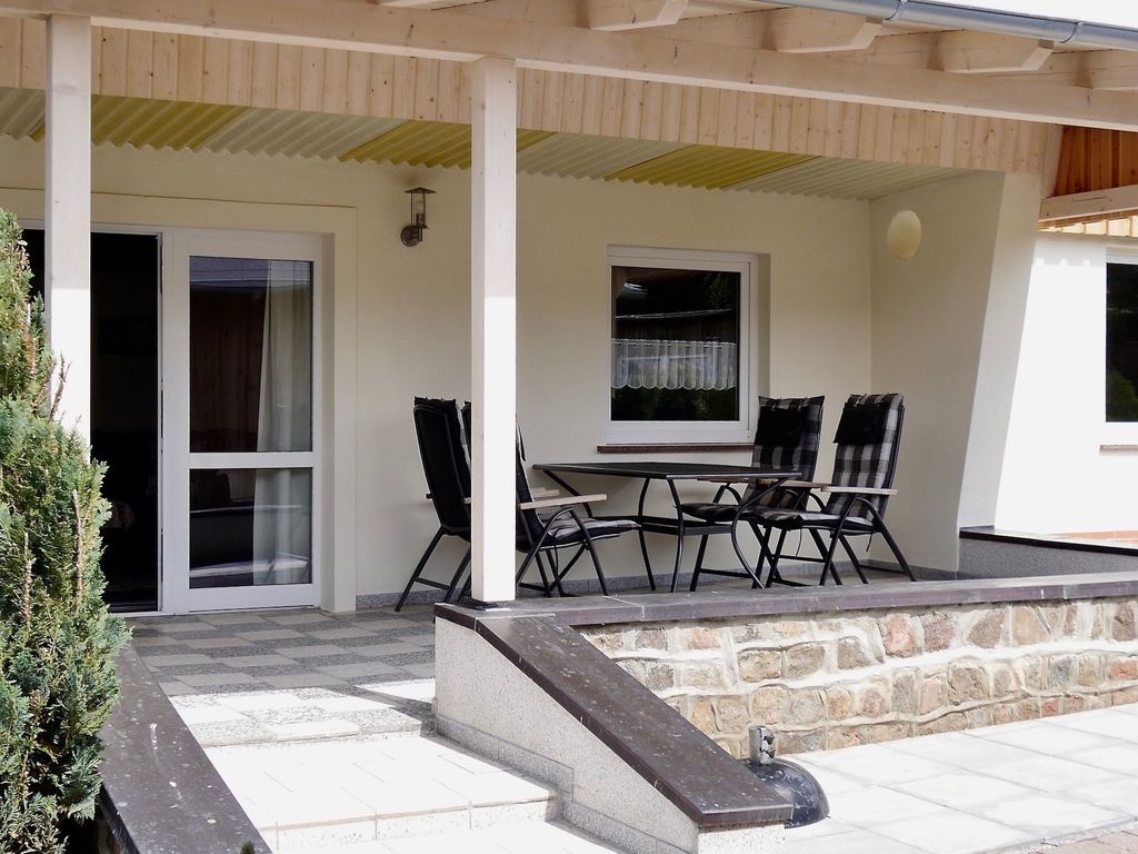 Bungalow am See mit Terrasse