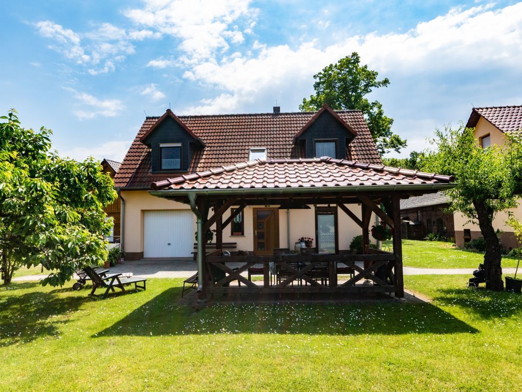 Hausansicht mit Freisitz