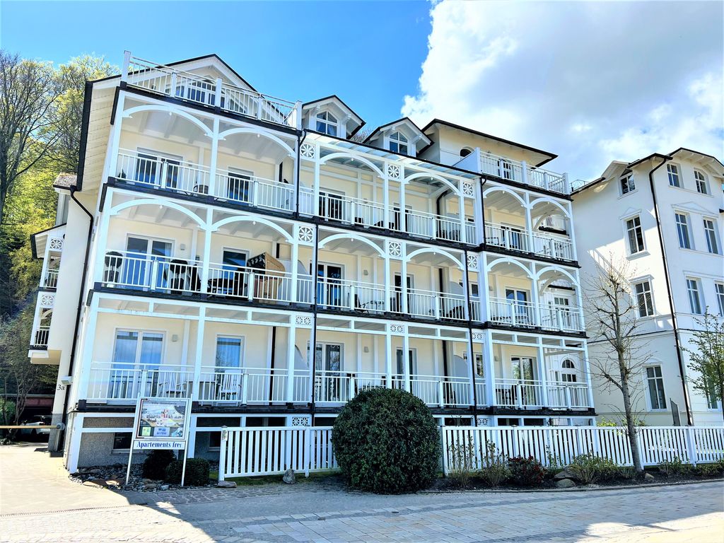Villa Strandperle Binz – Fassade mit umlaufenden weißen Holzbalkonen, Hausnummer 3a