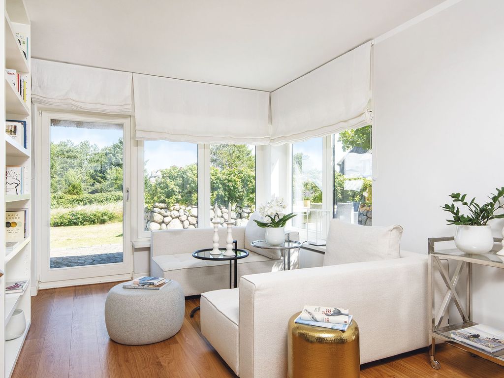 Moderner Wohnbereich mit Zugang zur Terrasse