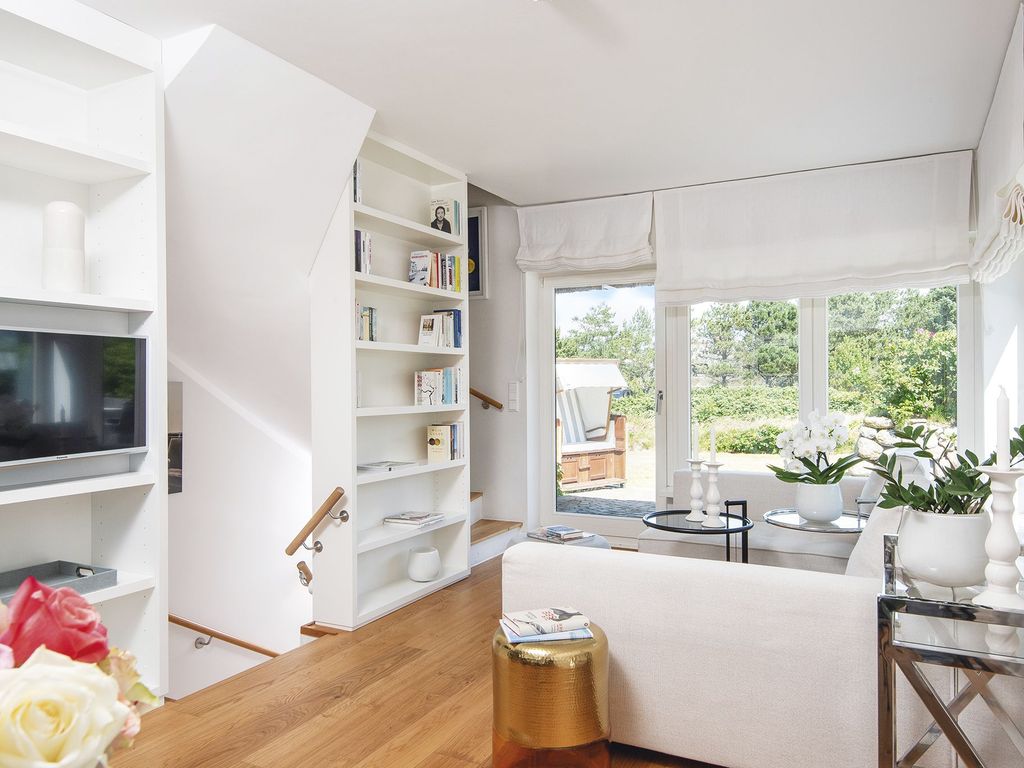 Moderner Wohnbereich mit Zugang zur Terrasse