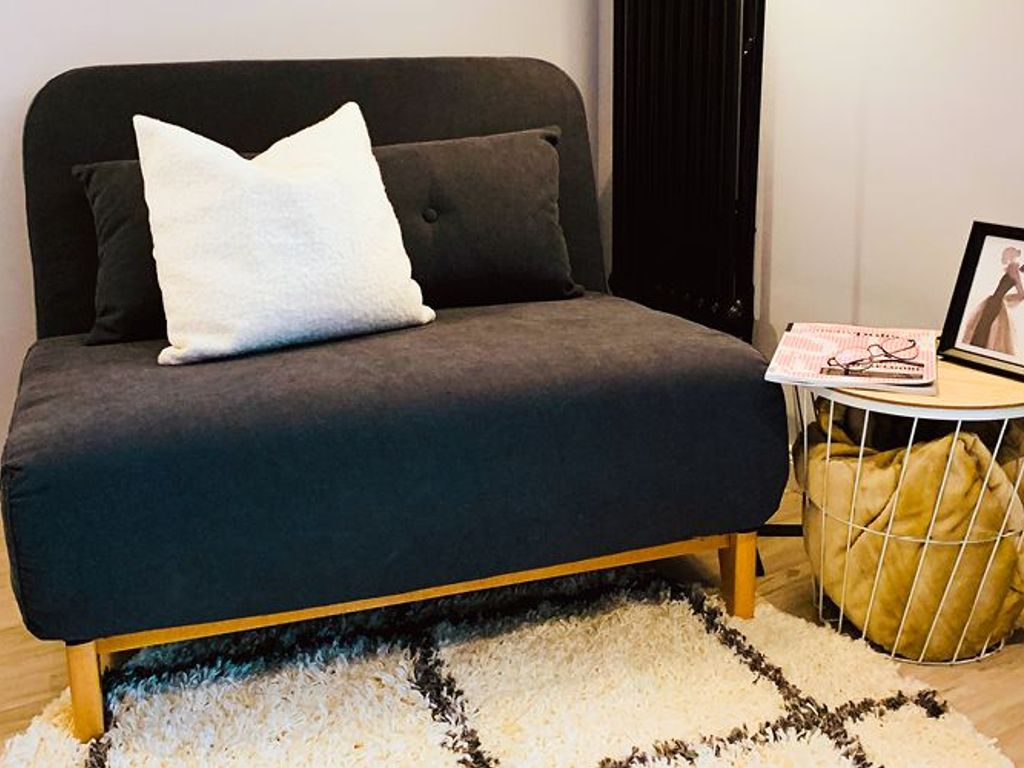 Smart Apartment Cashmere - Wohnbereich mit ausklappbarem Sessel